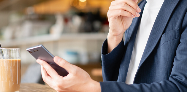 スマホを持つ男性