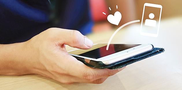 スマホでセッティング依頼をする様子